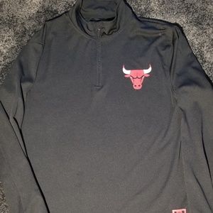Bulls Black pullover size medium.